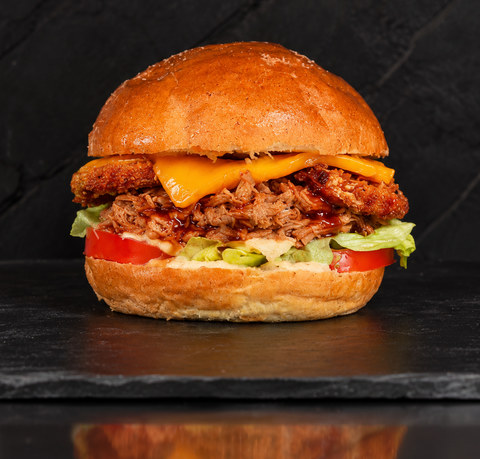 Burger effiloché gourmand sur ardoise sombre